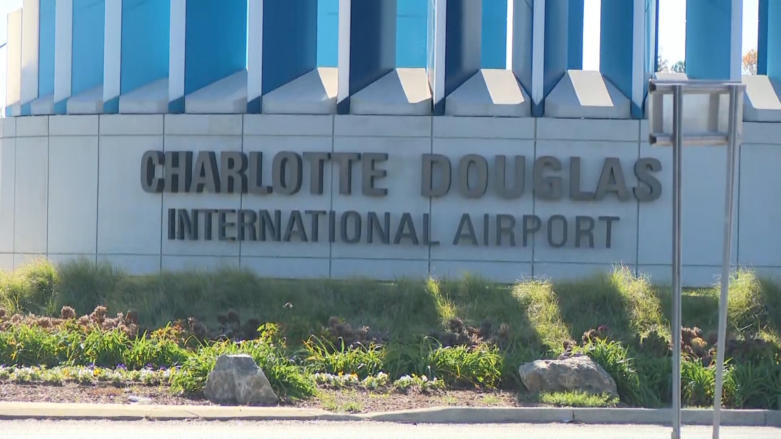  Winter weather disrupts hundreds of flights at Charlotte airport 