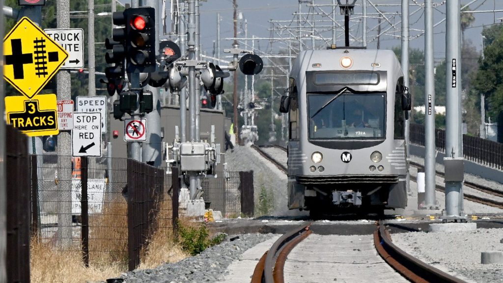  LA Metro extends free fares for bus, rail service amid wildfires 