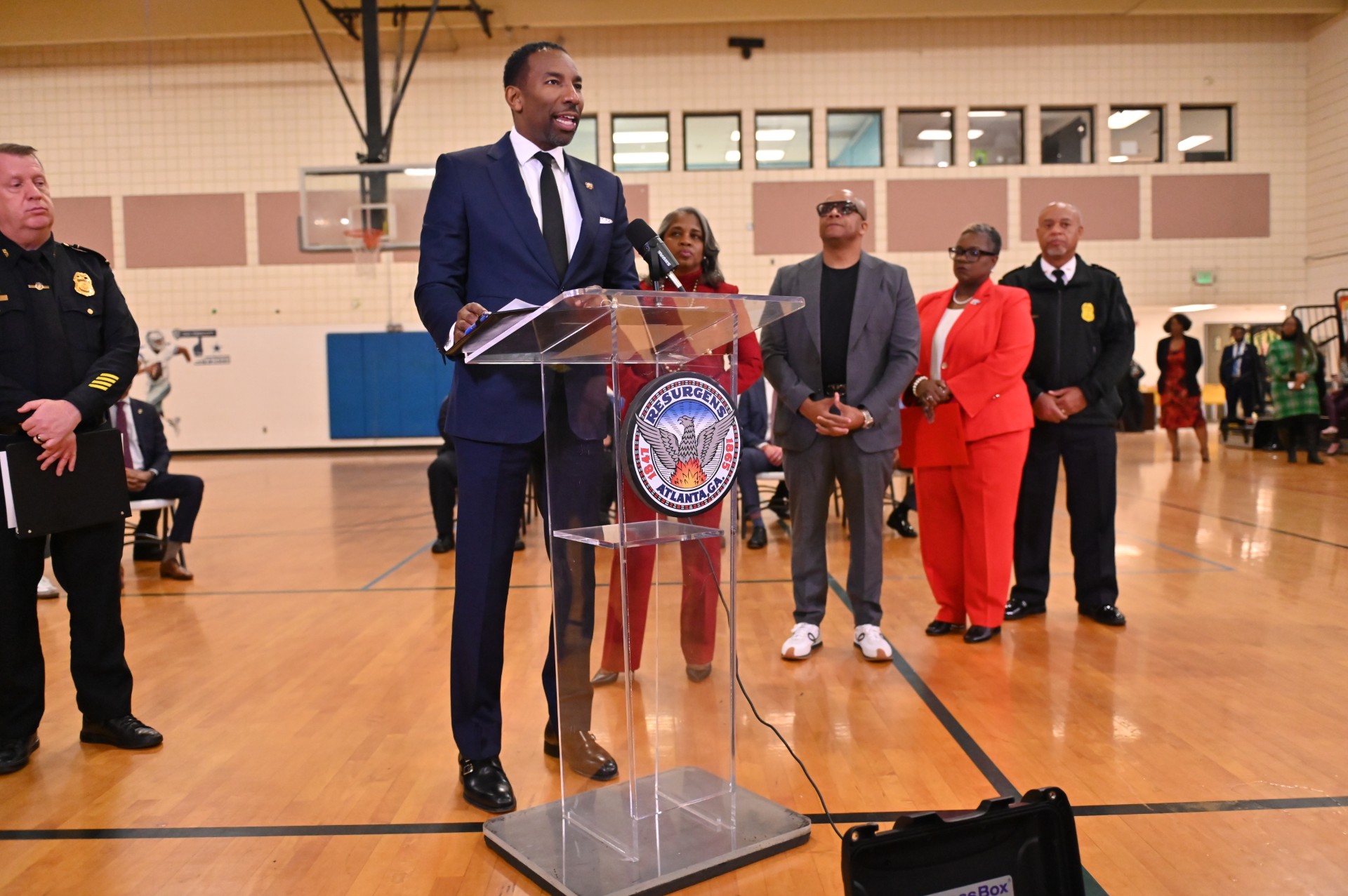  Atlanta mayor and police department celebrate crime reduction in the city 