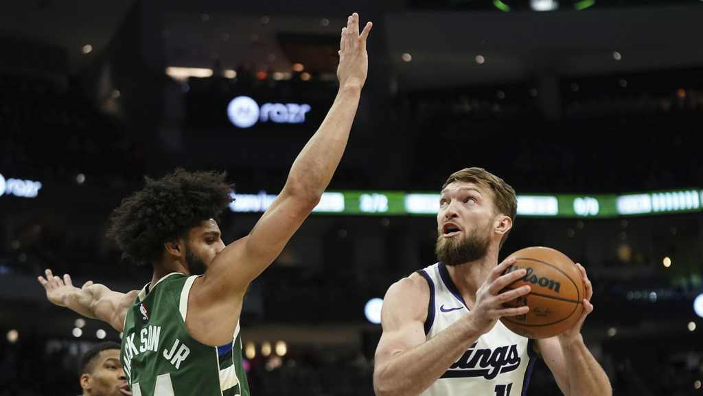  Bucks win 130-115 to end Kings' 7-game win streak 