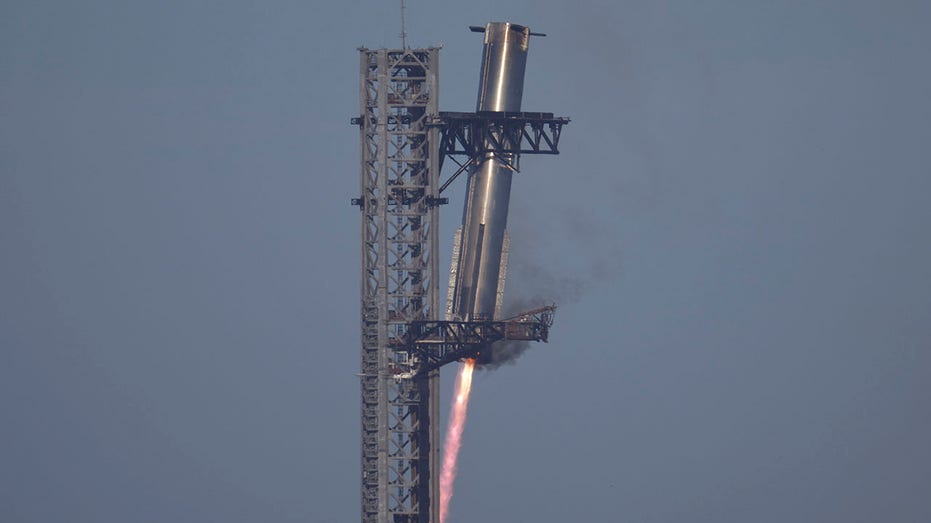  Starship upper stage lost on seventh test flight, debris seen spewing in sky 