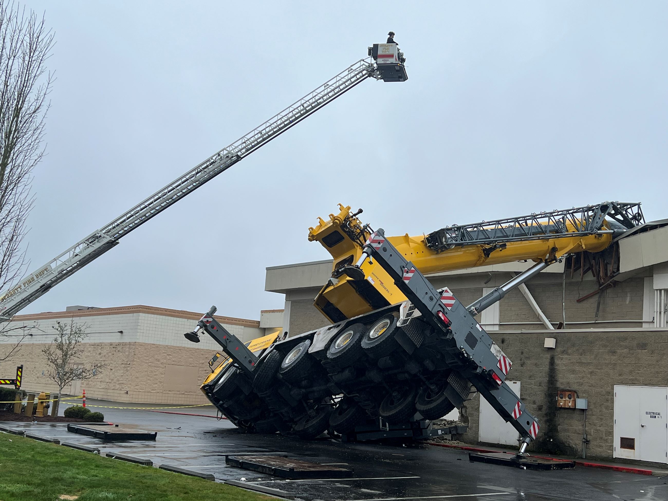  Everett Fire responds to crane accident at Everett Mall 