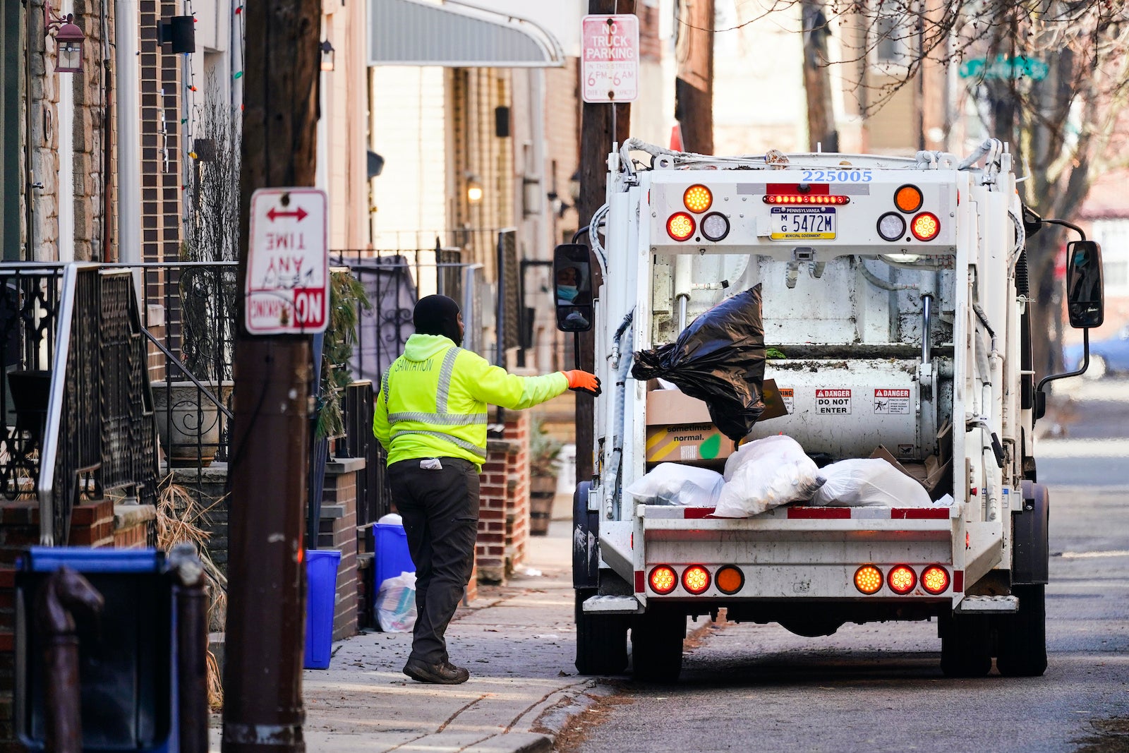  Residents say twice-weekly pickups aren’t fixing Philly’s trash problem 