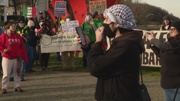   
																President Trump's return to White House sparks mixed reactions in western Washington 
															 