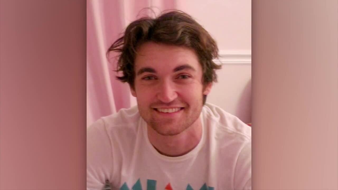  Trump pardons founder of Silk Road website 