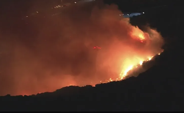  Fire breaks out along 405 Freeway in Sepulveda Pass, burning into Bel-Air 