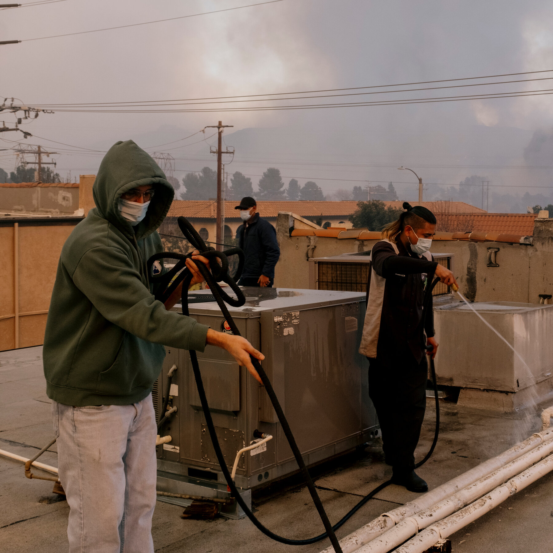  Hughes Fire Burns 10,000 Acres as Dangerous Conditions Persist in Southern California 