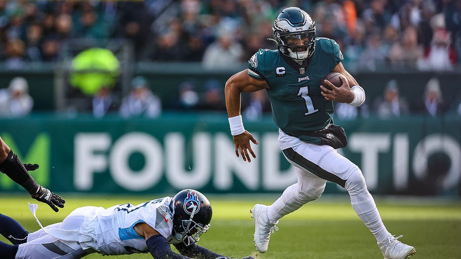  Commanders will hit Jalen Hurts 'like a running back' if Eagles deploy him on designed runs, coach says 