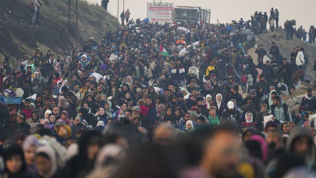  Tens of thousands return to northern Gaza amid ceasefire 