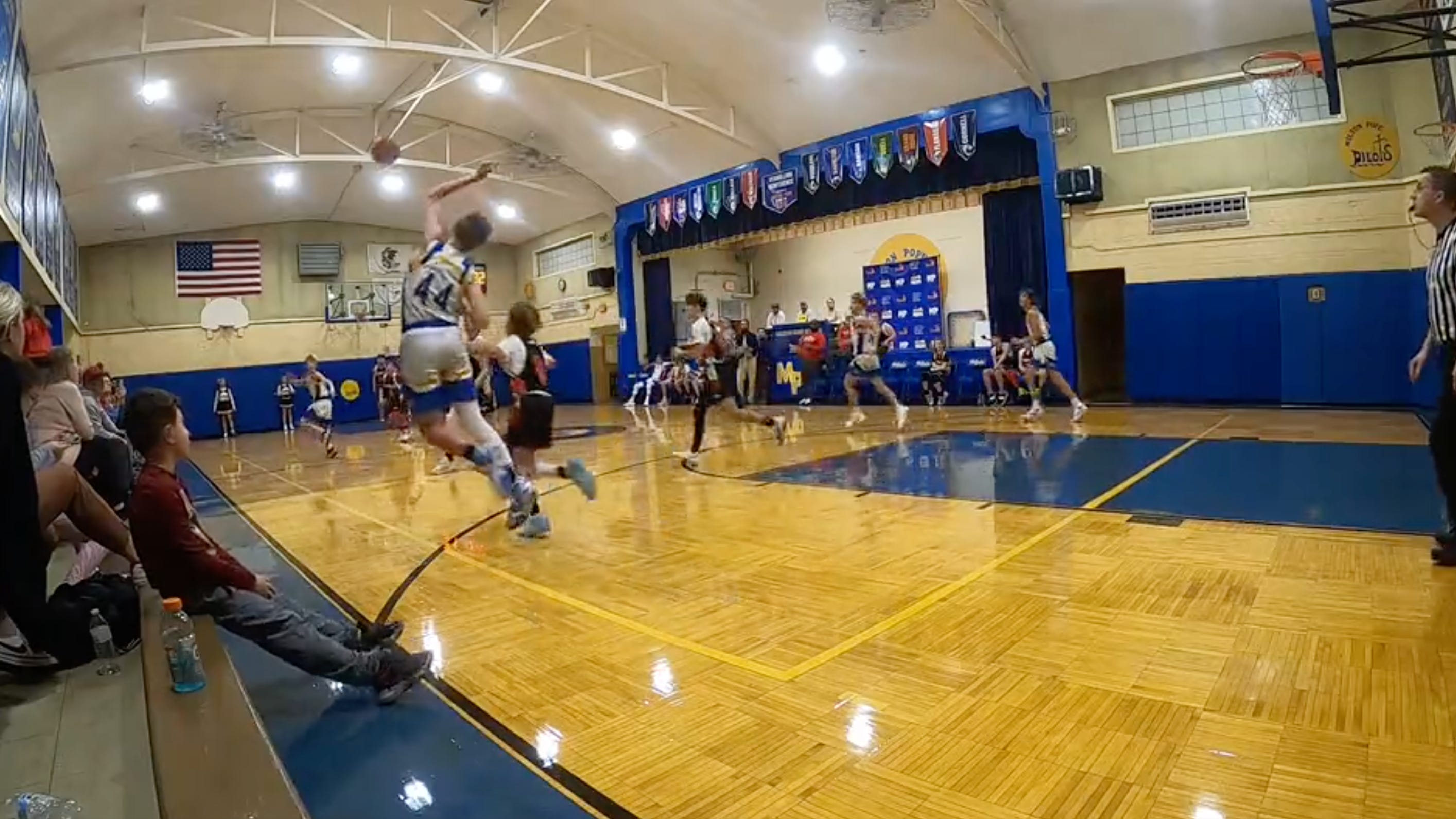   
																Illinois eighth-grader hits miraculous full-court buzzer-beater to win game 
															 