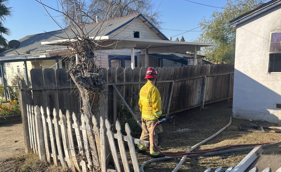  Fire crews battle blaze at apartment in Visalia 