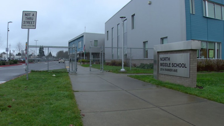  Man arrested in stabbing of 13-year-old near Everett middle school 