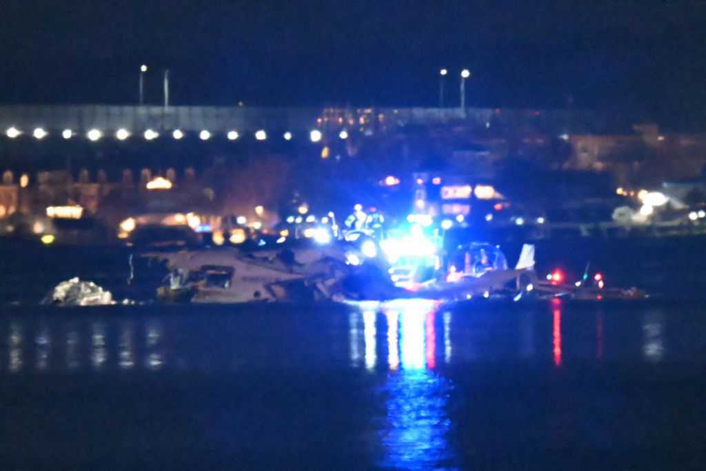  Tracking the American Airlines plane moments before collision with military helicopter near Reagan National Airport 