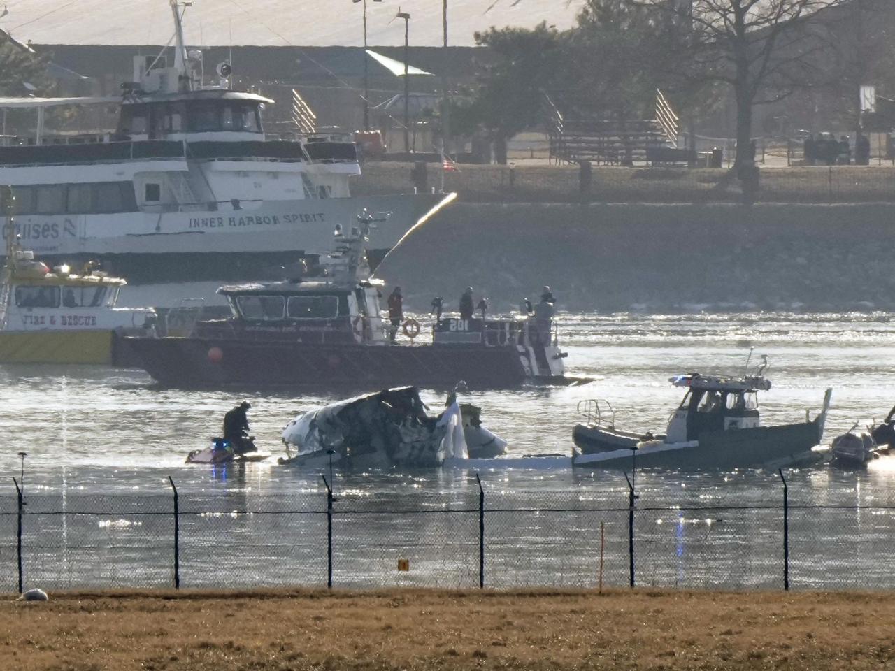  Recovery crews searching for crash victims face challenges in 35-degree Potomac River 