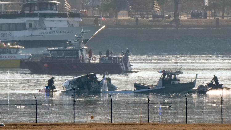  Bodies of 3 soldiers on board military helicopter in deadly plane crash recovered from Potomac River 