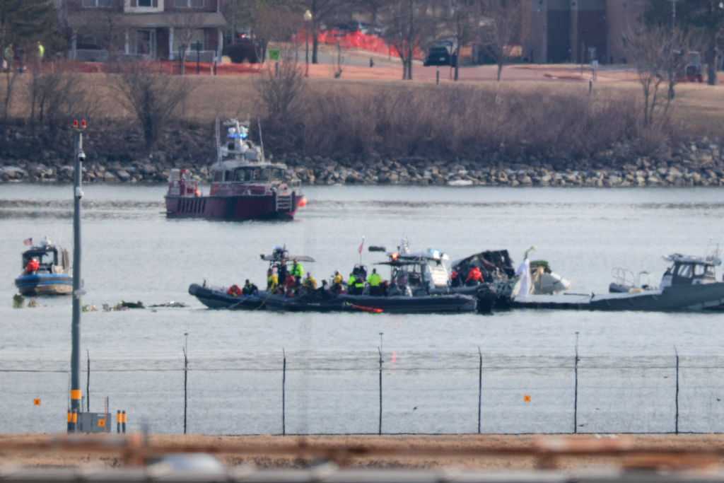  Collision between passenger jet and Army helicopter near DC kills 67 