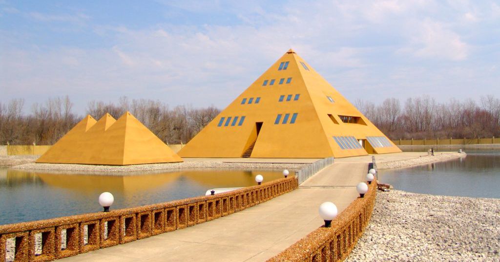  Chicago’s Gold Pyramid House ravaged by fire 