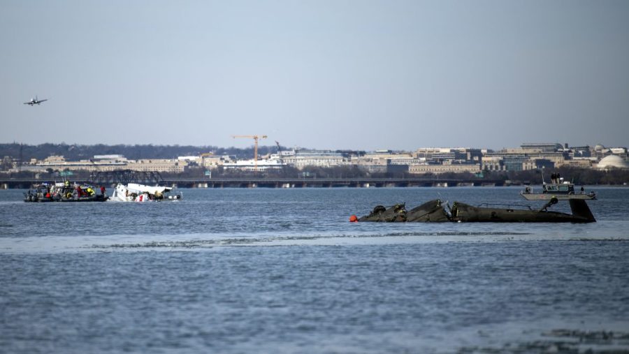  Divers return to Potomac River for DC plane crash recovery and investigation 