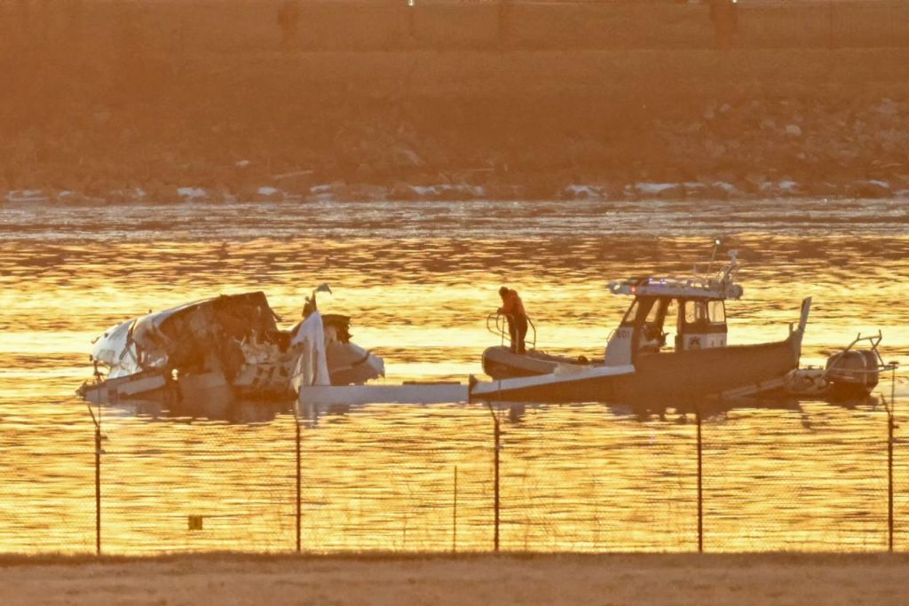  A visual timeline of the collision between a passenger plane and a Black Hawk helicopter in DC 