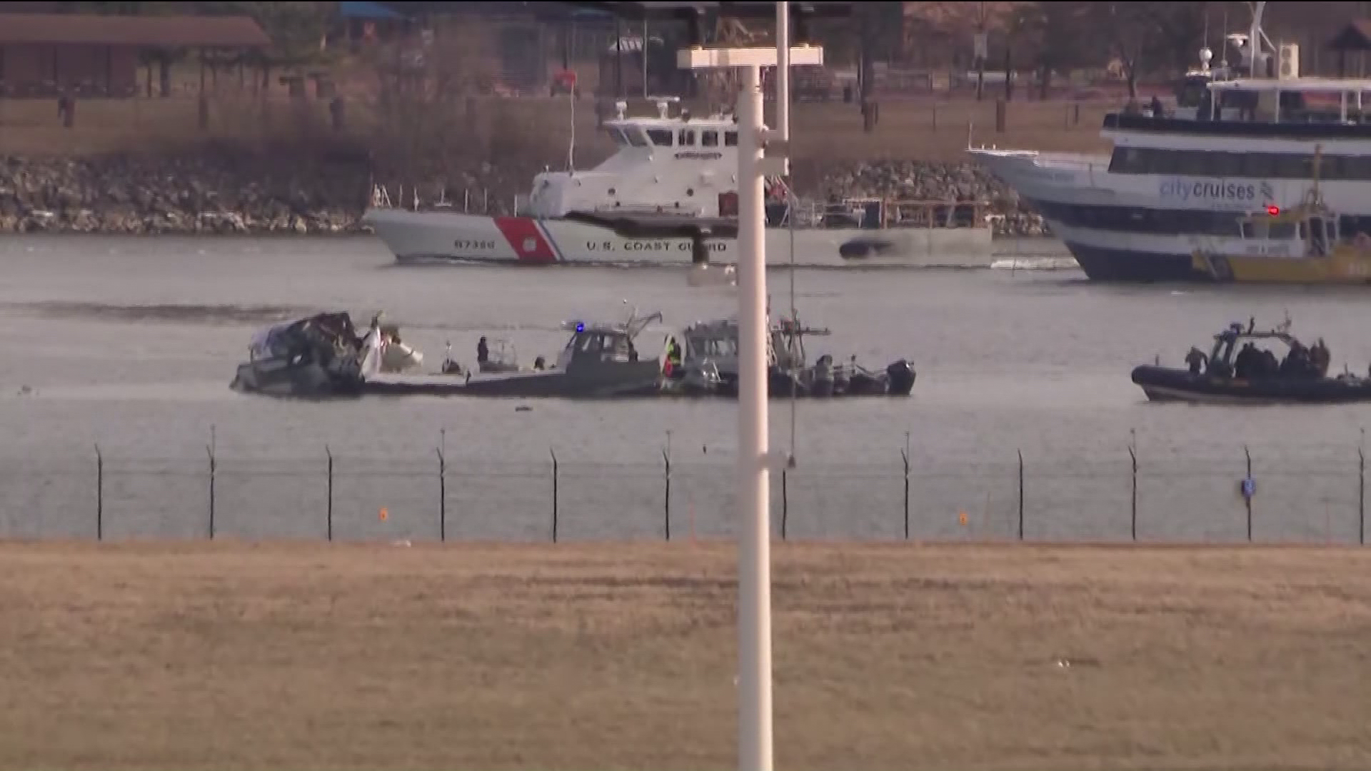  Investigators recover black boxes from deadly DC aircraft crash 