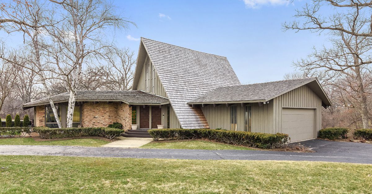  For sale: Midcentury Modern suburban Chicago home for $595K 