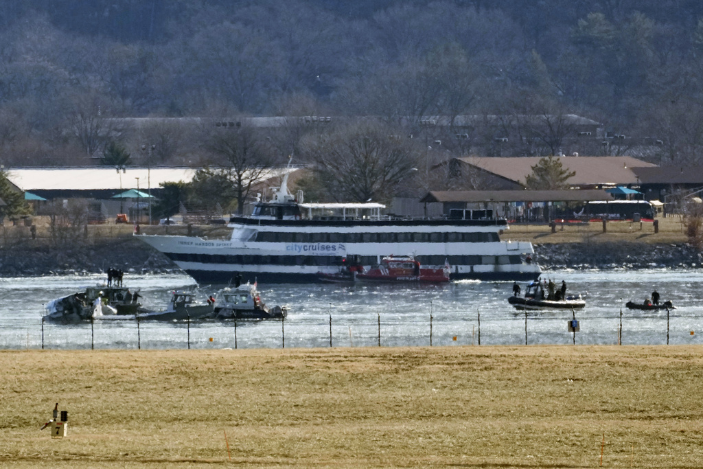  Officials search river where a passenger jet and Army chopper crashed, and probe the cause 