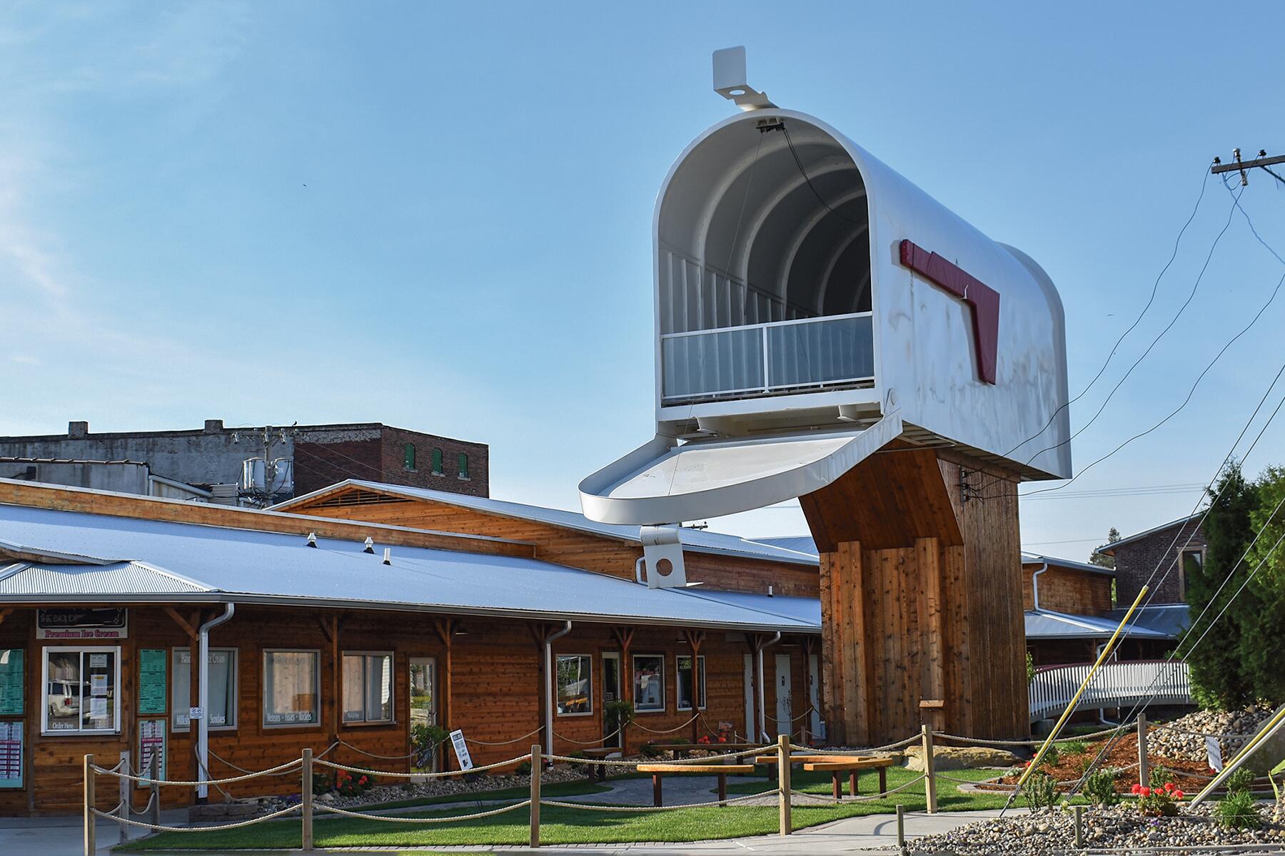   
																This Small U.S. Town Holds 12 of the World’s Largest Objects 
															 