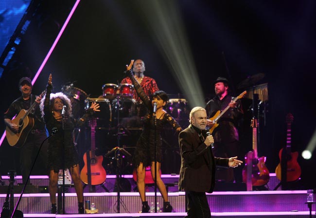  Stage Buzz – Live Review & Photo Gallery: Neil Diamond : Illinois Entertainer 