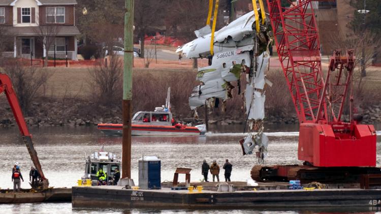  Large portion of American Airlines jet pulled from river after deadly air collision near DC 