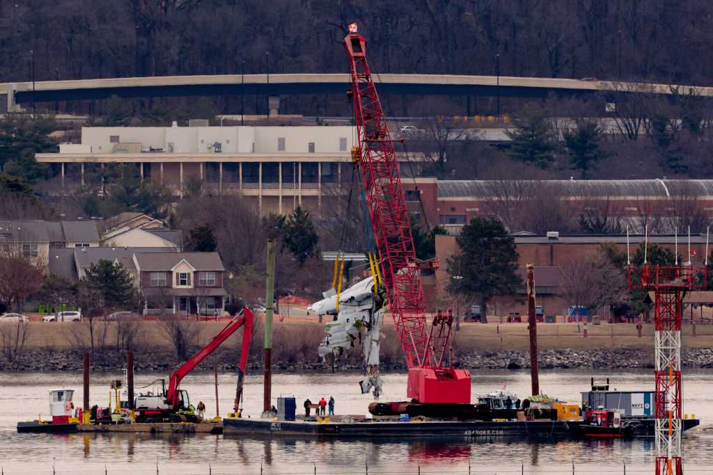  Crane used to raise DC jet wreckage as recovery operations continue 