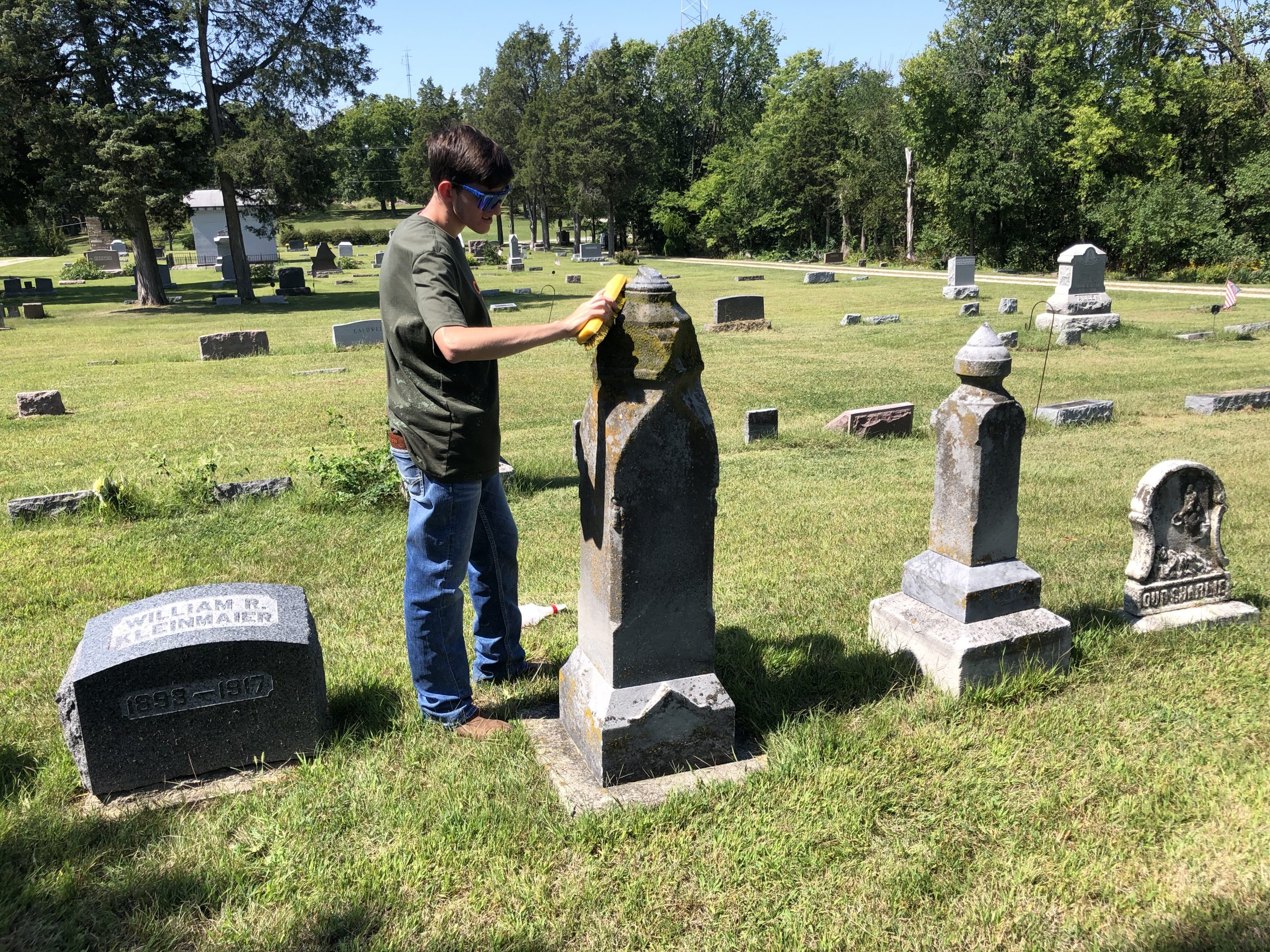  Cleaning Old Headstones – During Pandemic, Illinois Students Find a Hygienic Way to Study History 