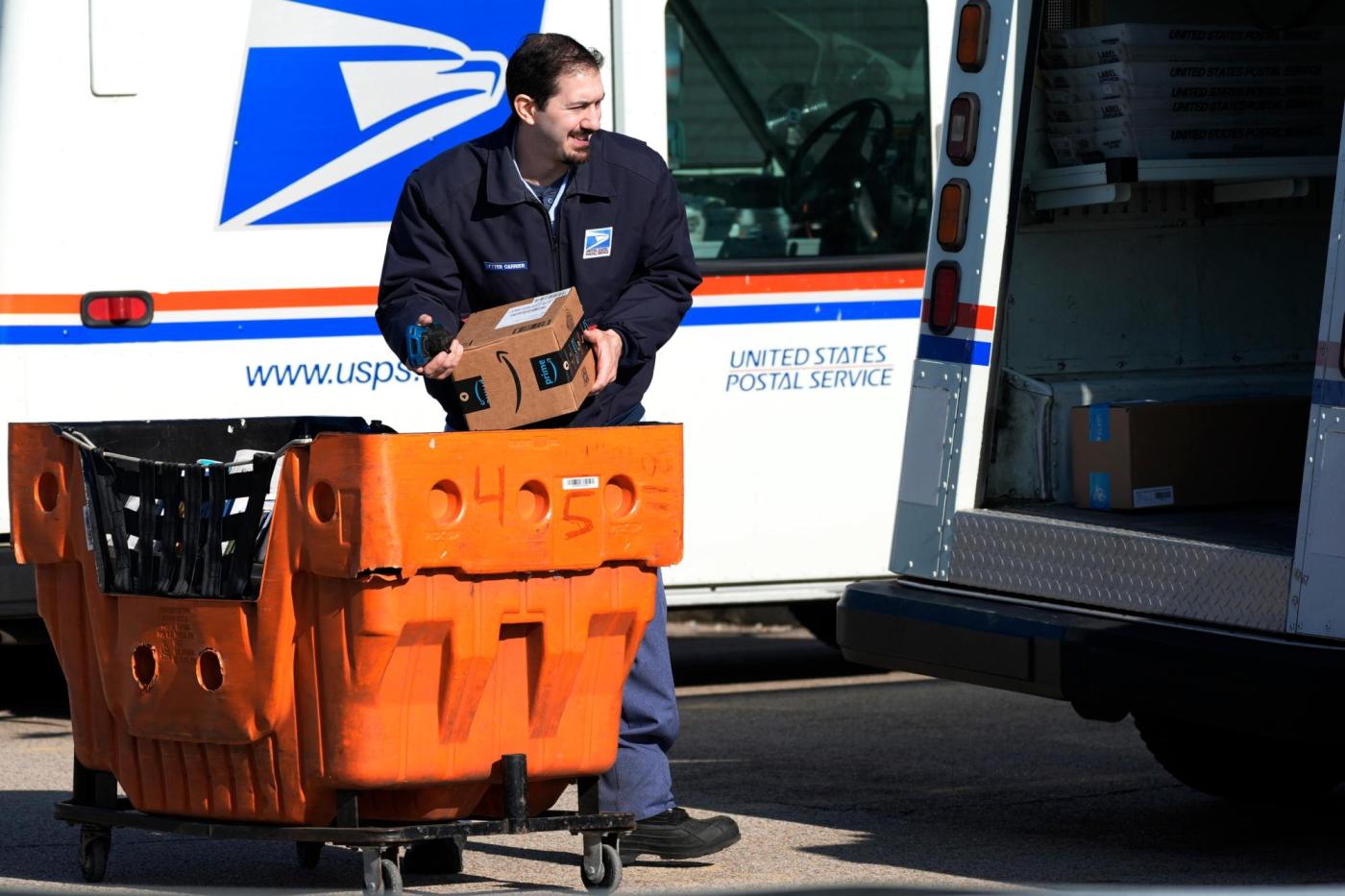  US Postal Service flip-flops on Hong Kong-China packages, lifting a ban imposed a day earlier 