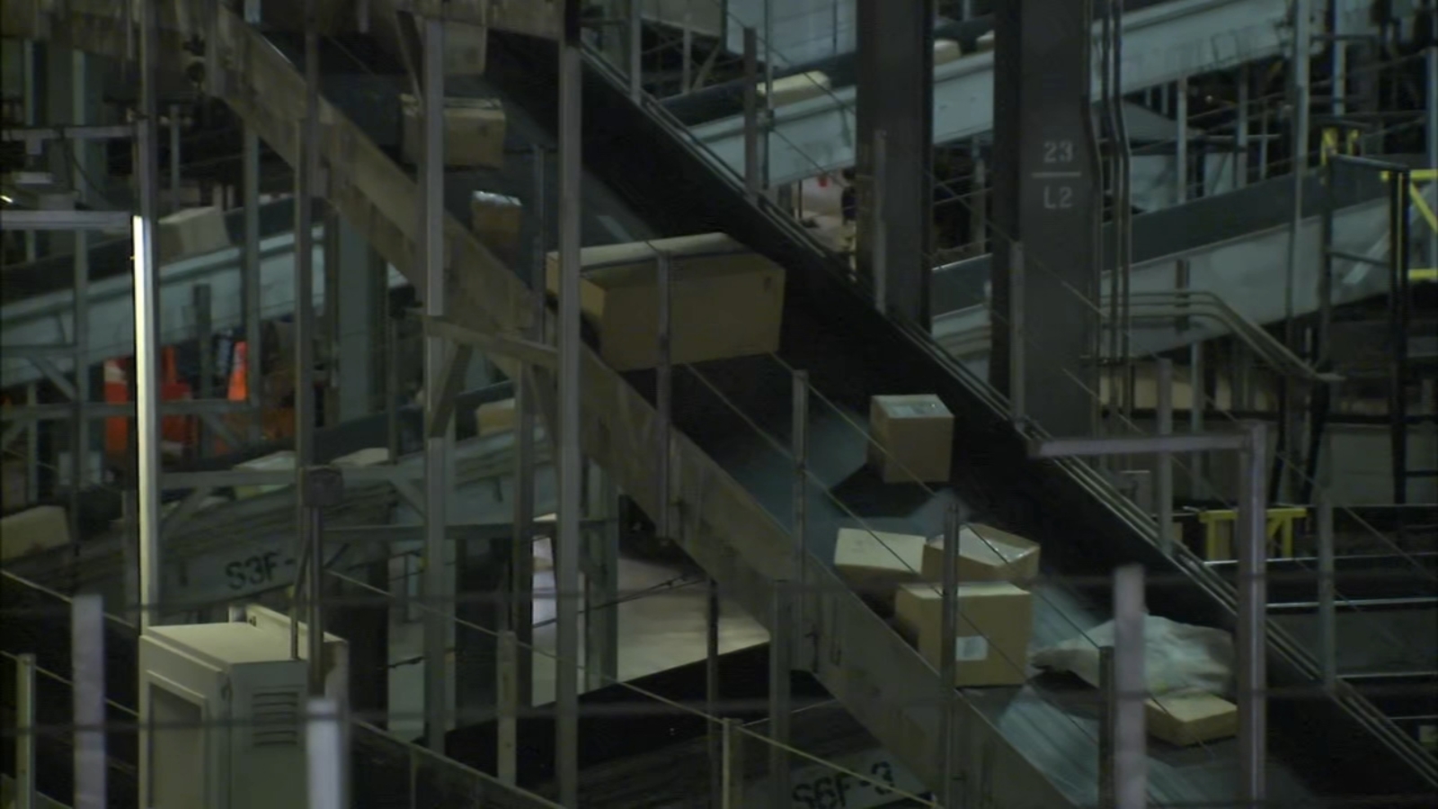  UPS gears up for holiday shipping at Hodgkins facility 