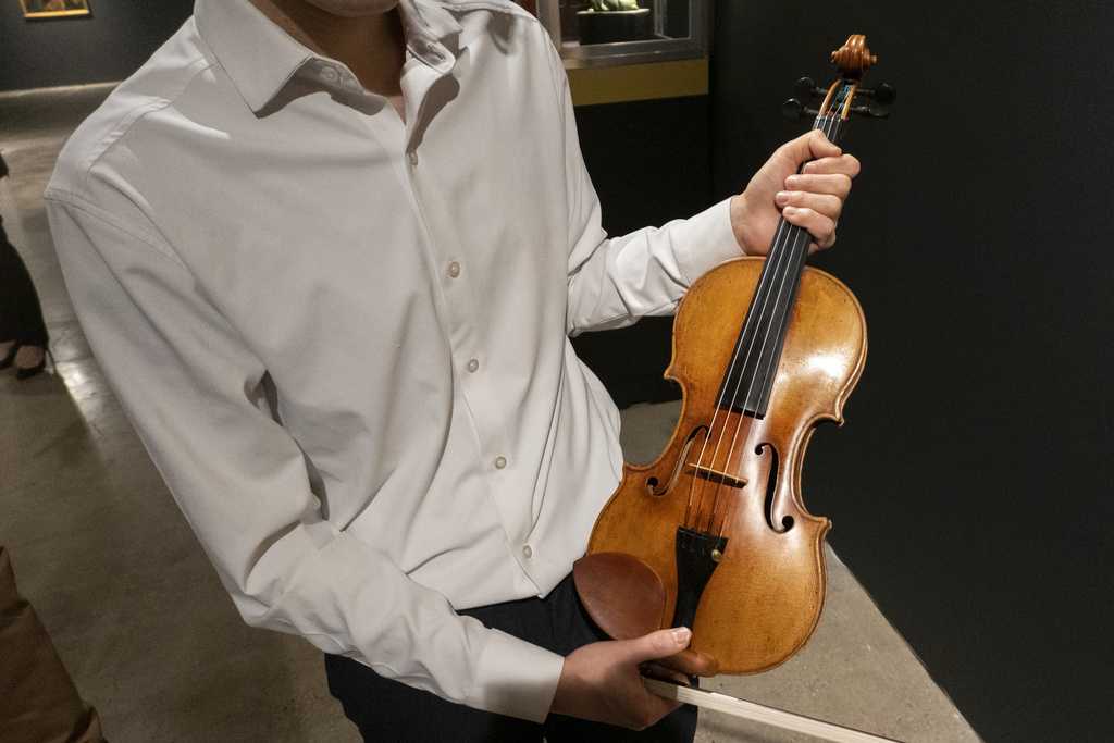  Auction of legendary Stradivarius violin will support scholarships 