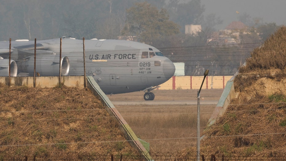  Washington sends first group of Indian migrants with US military plane to home country 