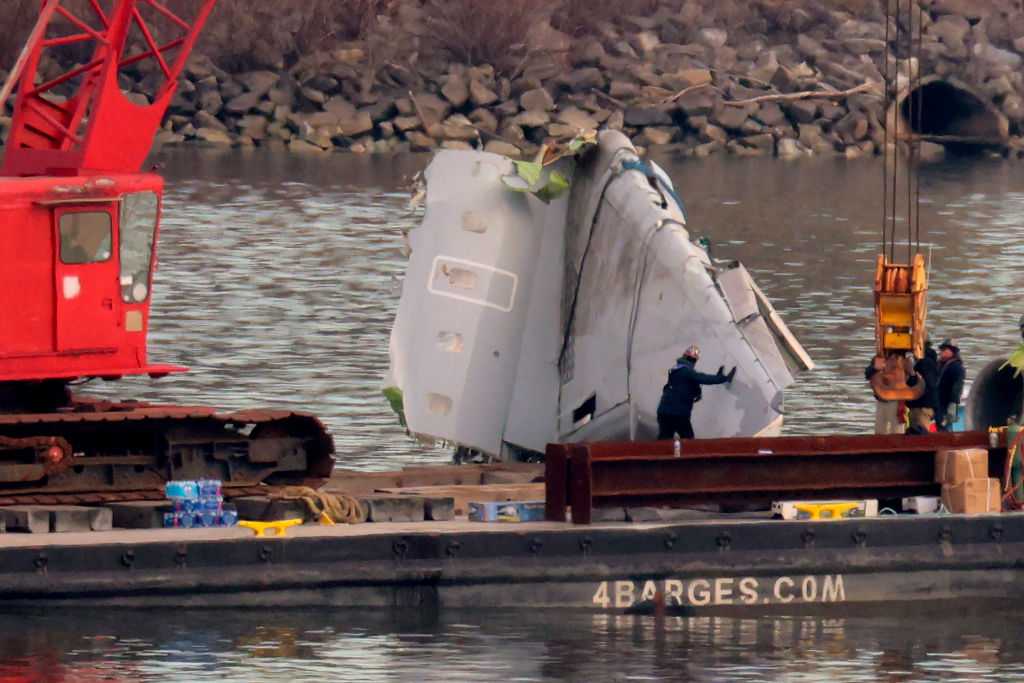  Investigators set to brief lawmakers on DC midair collision 