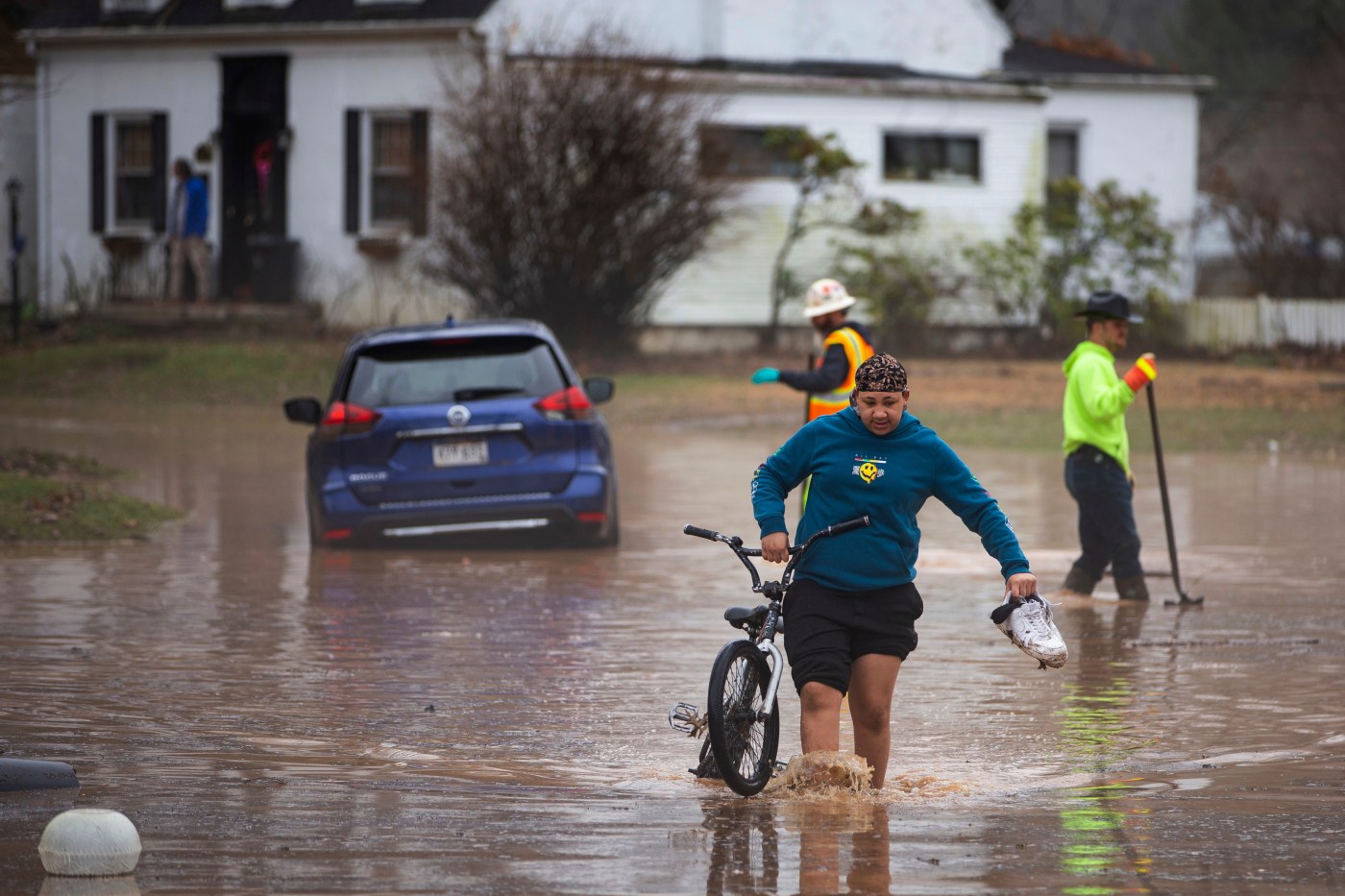  Storms flood neighborhoods with a wintry mix and drop ‘thunder ice’ in several states 