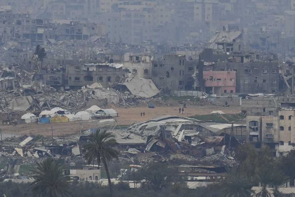  Israeli forces withdraw from key Gaza corridor as concerns mount over extending ceasefire 