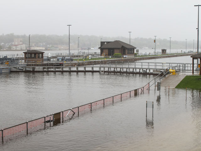  Mississippi River Still on a Rampage; St. Louis Harbor Shut to All Vessels 