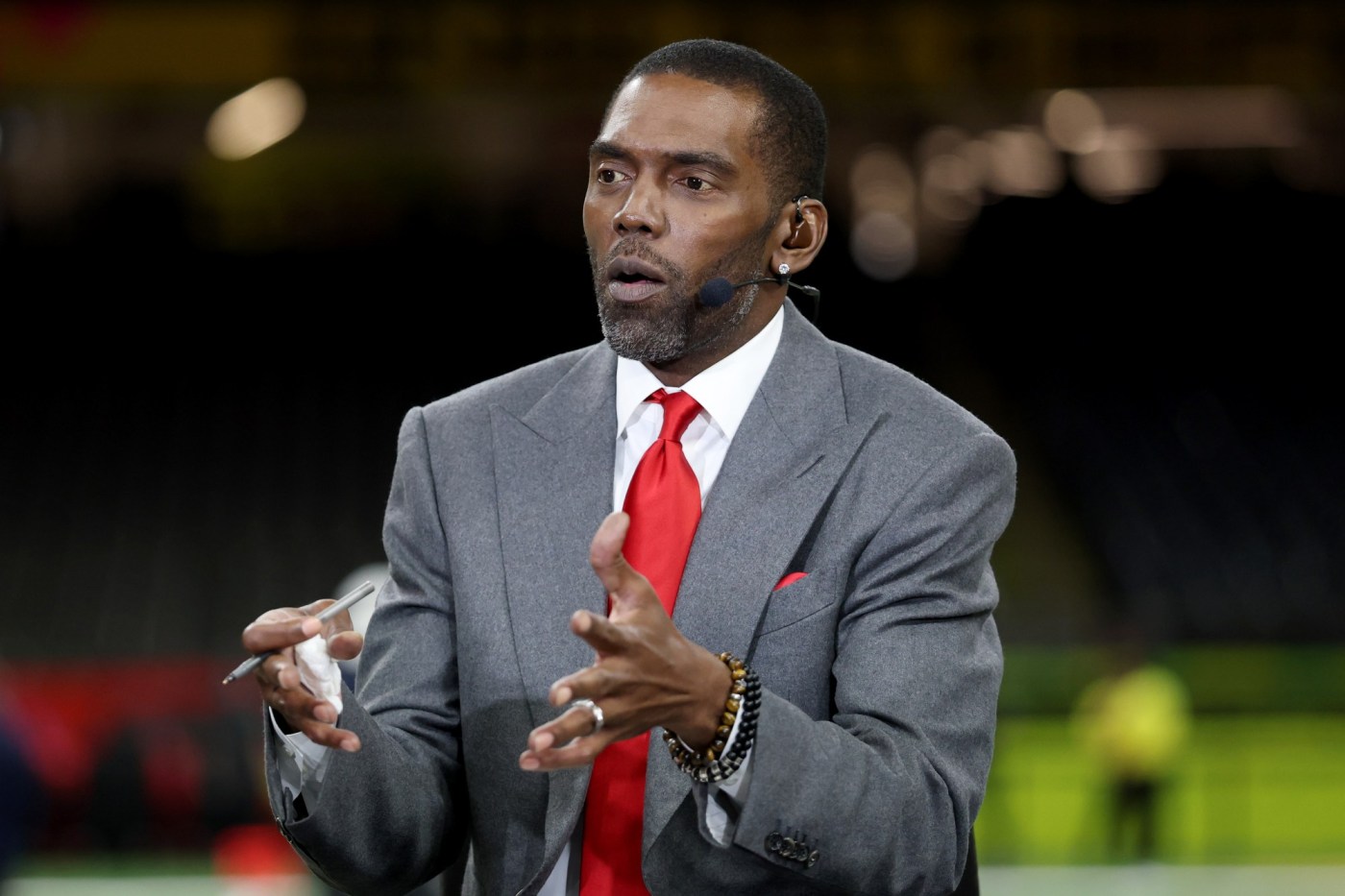  NFL legend Randy Moss makes an emotional return to ESPN set following his cancer treatment 