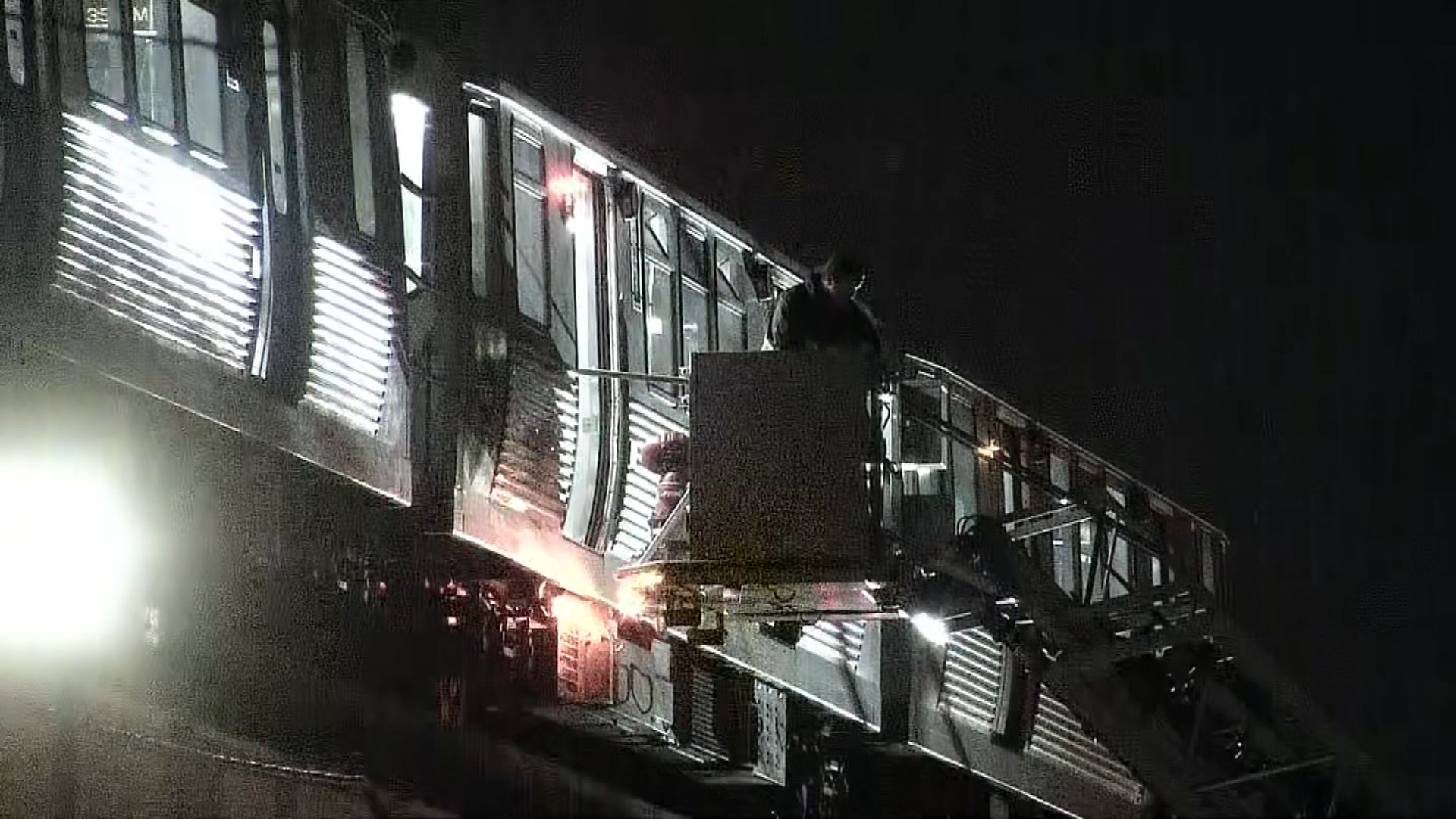  CTA Green Line service suspended due to ‘stalled train,' passengers evacuated 