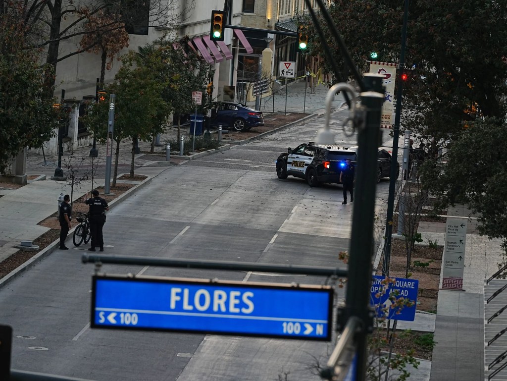   
																2 teens dead after police chase in downtown San Antonio 
															 