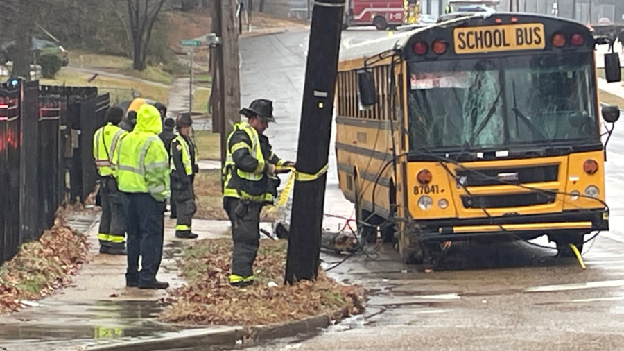  School bus crashes into pole, 2 children injured 