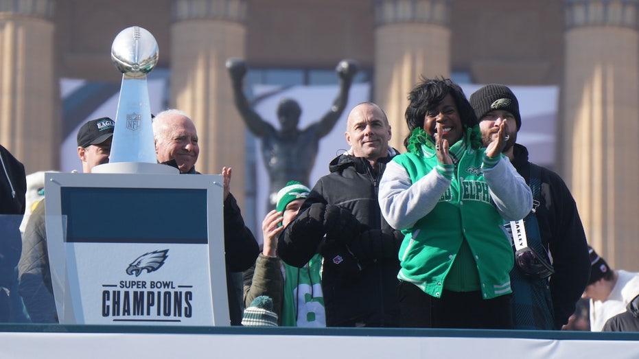  Philadelphia mayor jeered by Eagles fans during Super Bowl parade speech: 'Wrap it up!' 