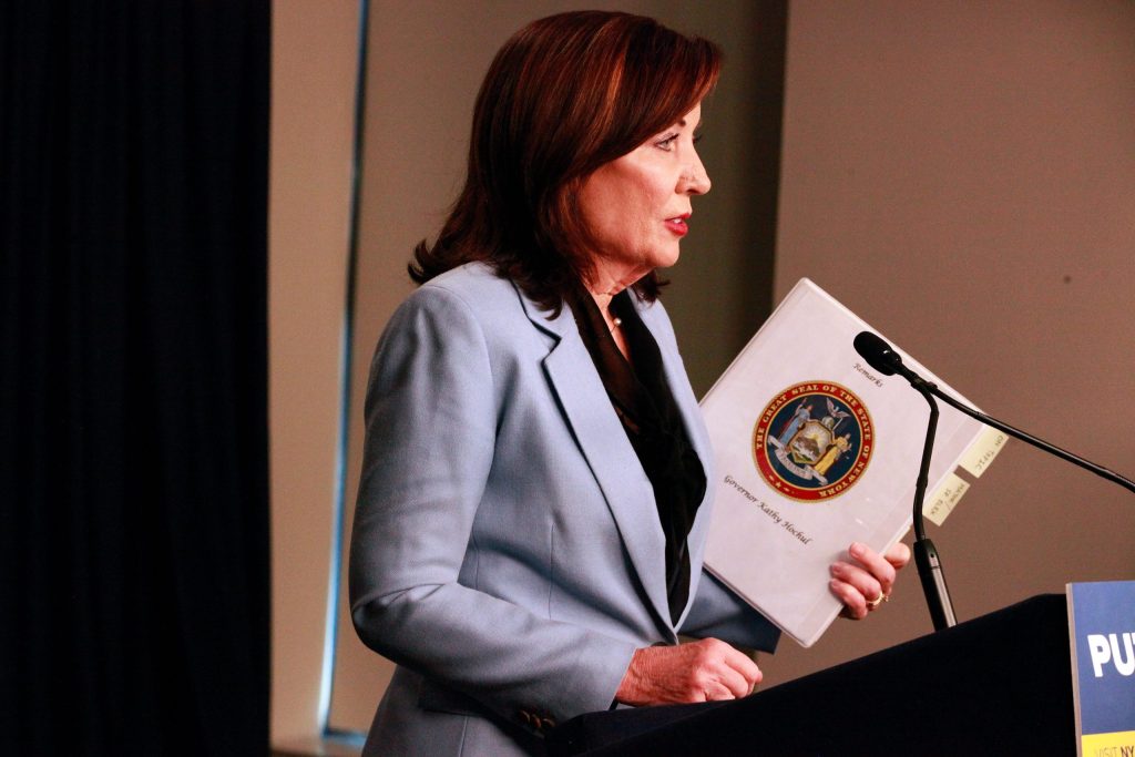  Hochul Meets Key Leaders to Decide Whether to Fire Adams 