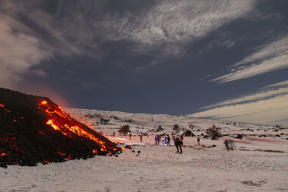  Tourists flock to erupting volcano in Italy, blocking rescue workers 