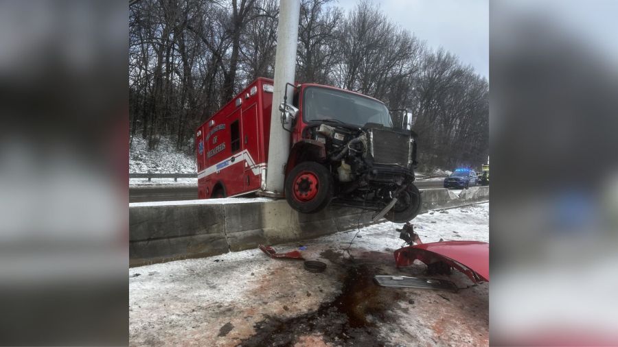  Firefighter injured in ambulance crash on I-240: MFD 