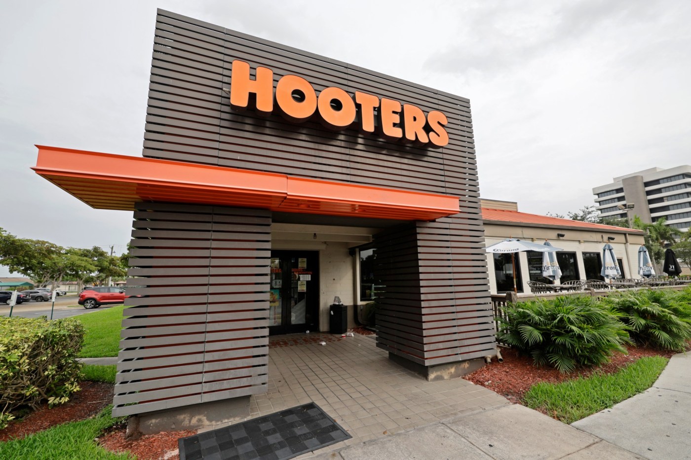  Hooters weighs potential bankruptcy restructuring 