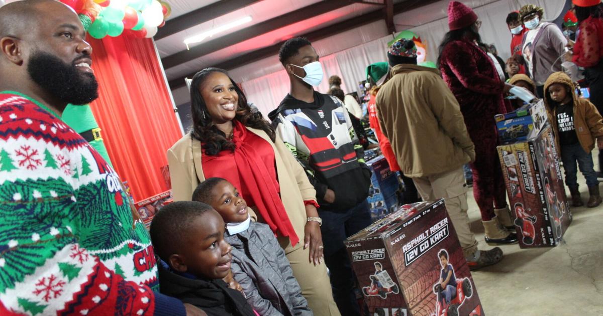   
																Holliday’s Helping Hands giveaway provides early Christmas joy 
															 