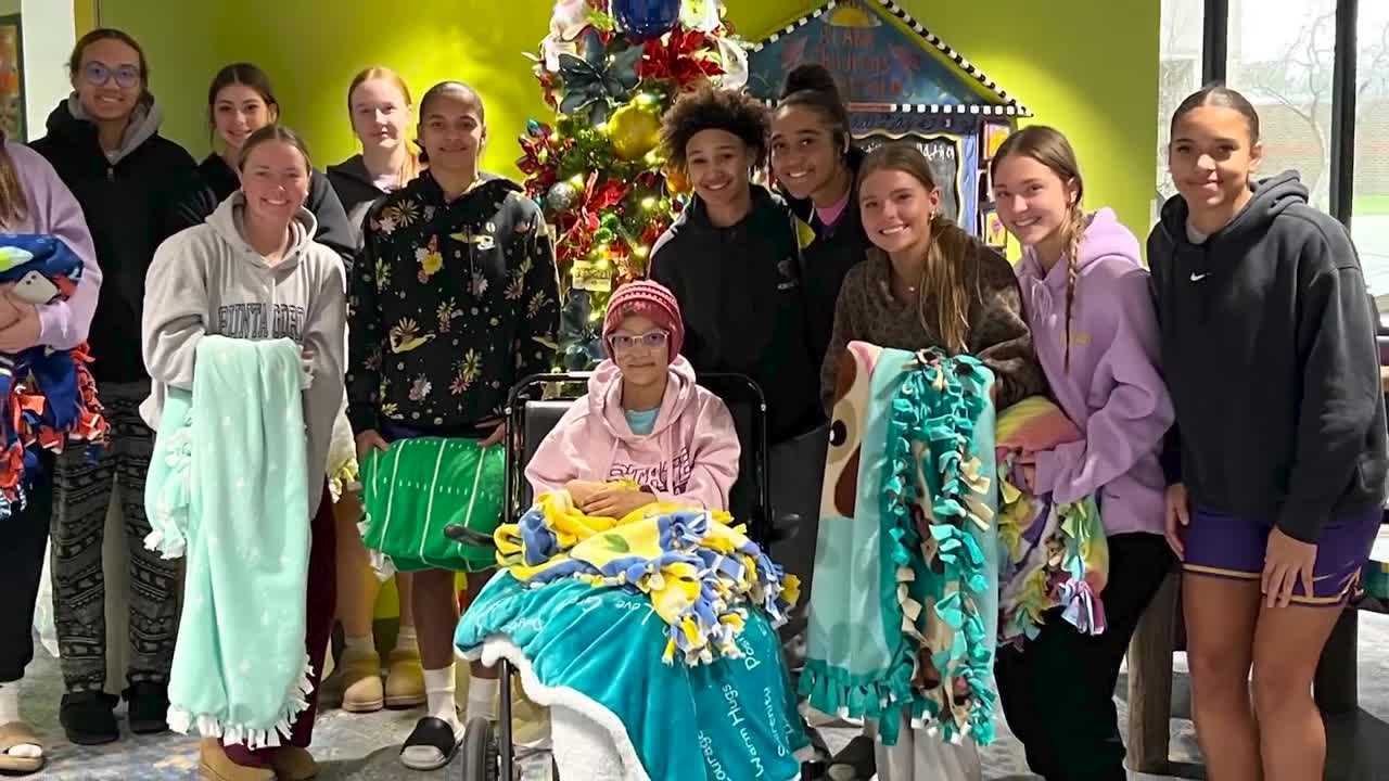  Community, basketball teams rally around Iowa girl with cancer 